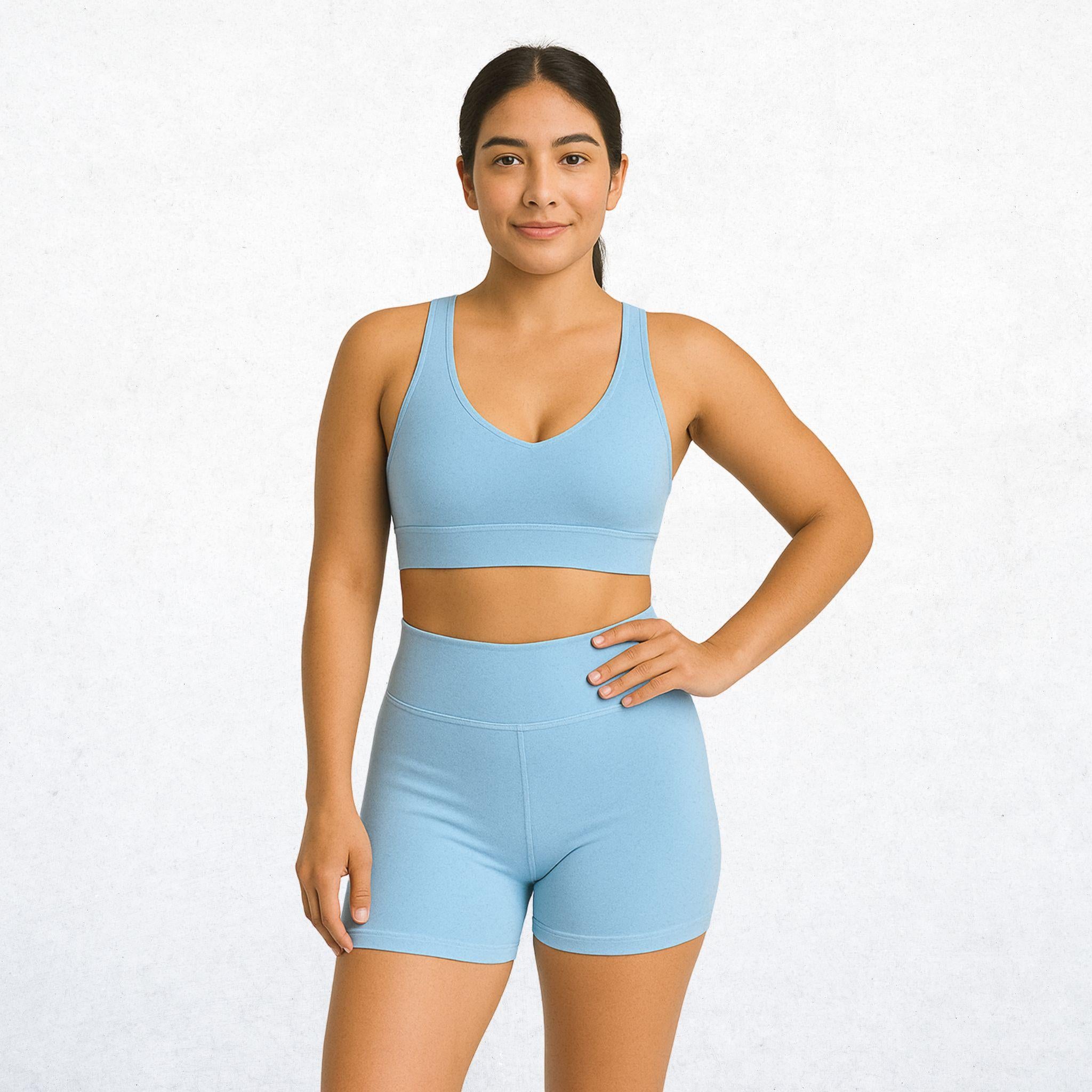Elegantes, zweiteiliges Sport-Set für Damen in Himmelblau. Vielseitiges Outfit mit einem Top und Shorts. Perfekt für Workout, Yoga oder den Alltag. Atmungsaktiv, bequem und stylisch.