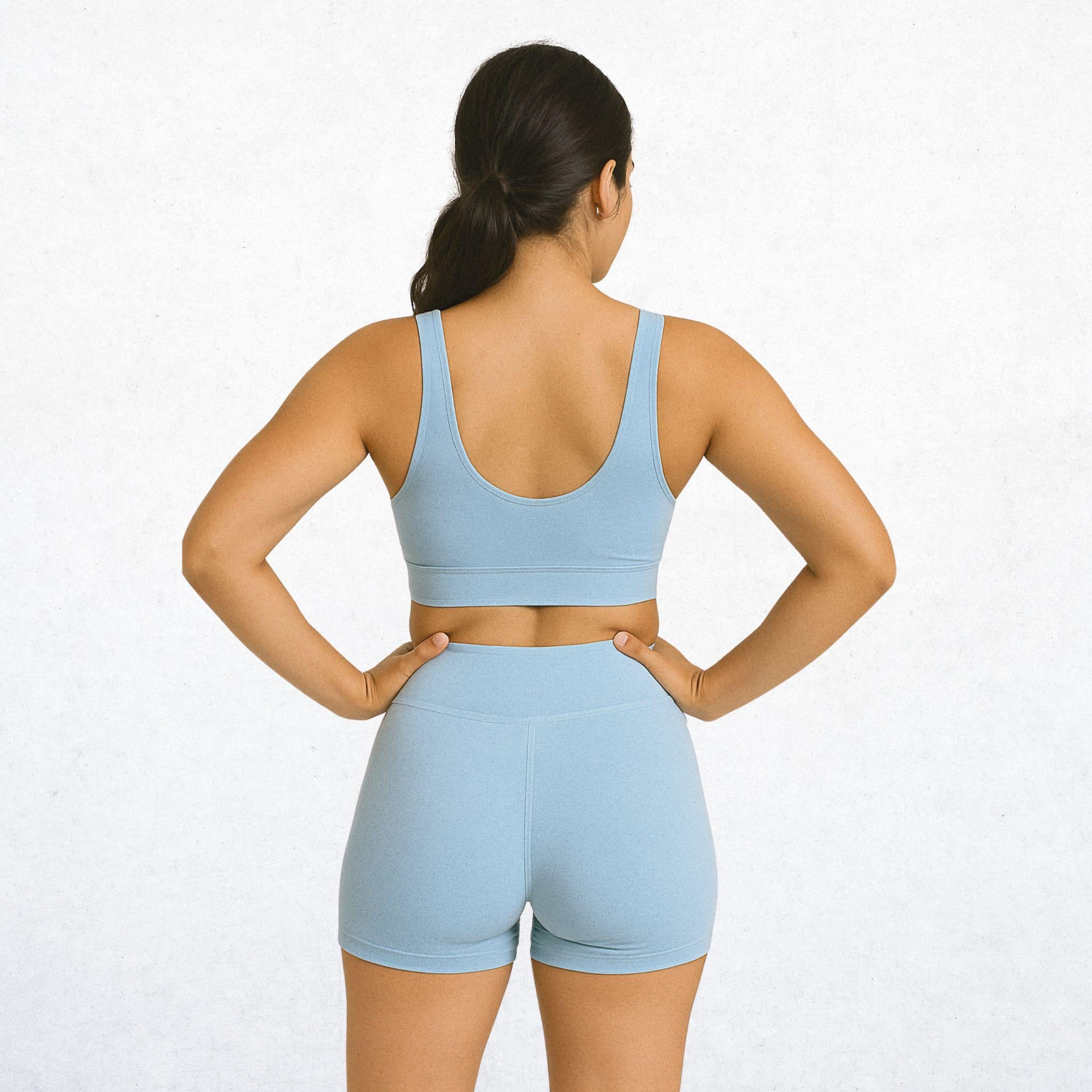 Elegantes, zweiteiliges Sport-Set für Damen in Himmelblau. Vielseitiges Outfit mit einem Top und Shorts. Perfekt für Workout, Yoga oder den Alltag. Atmungsaktiv, bequem und stylisch.