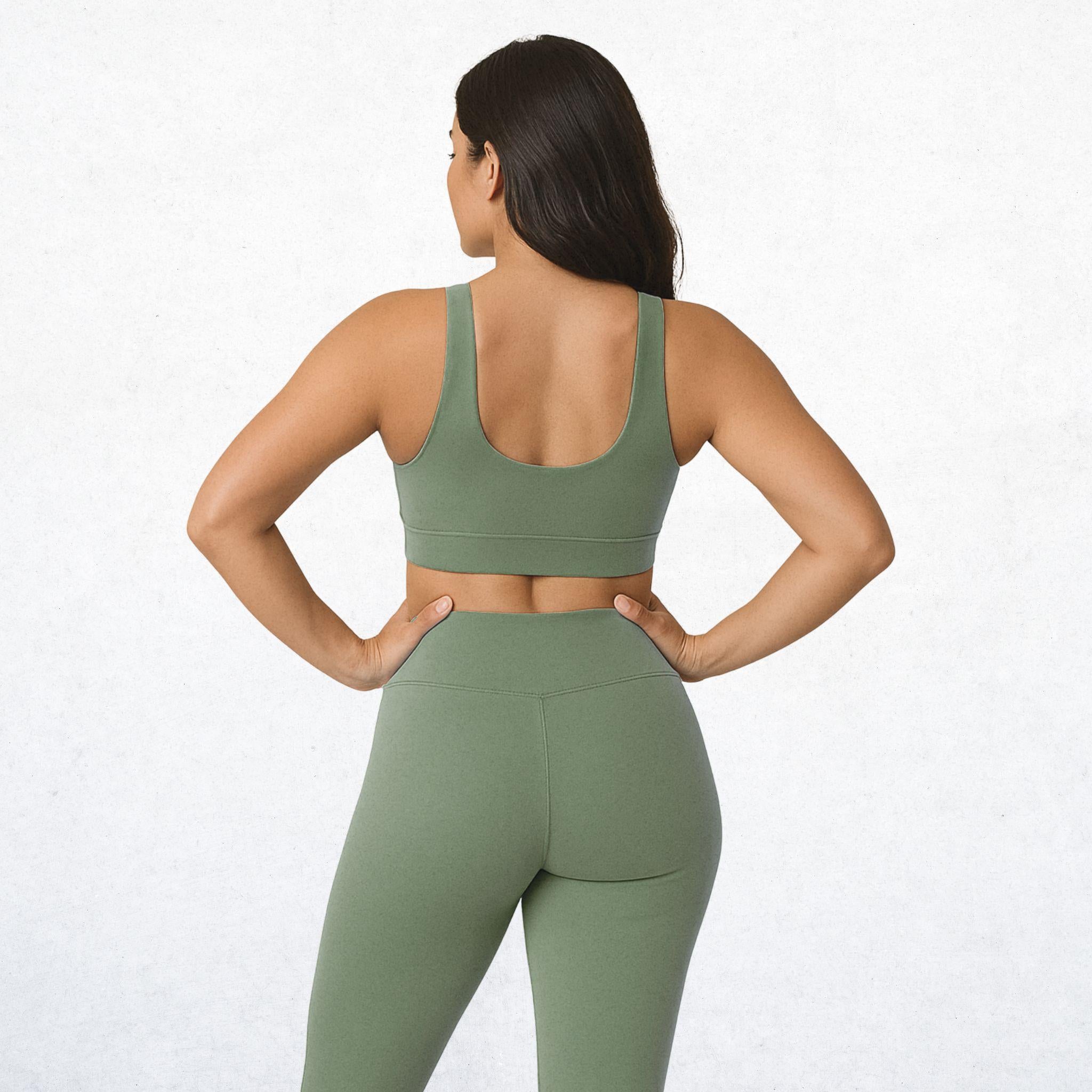 Sportliches Damen-Set in Olivgrün, perfekt für Training und alltägliche Looks. Gefertigt aus bequemem, atmungsaktivem Material für eine optimale Passform und Tragegefühl. 2