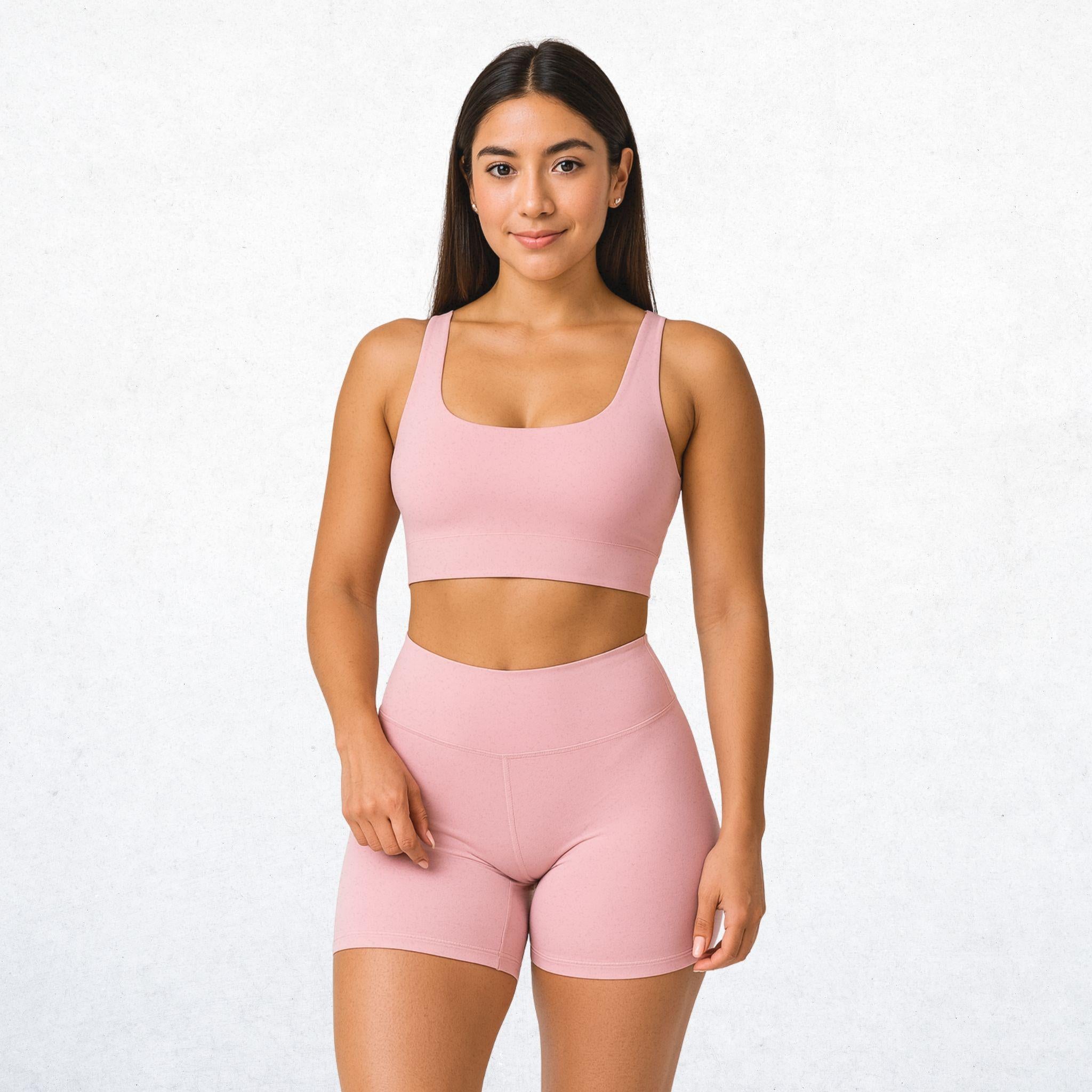 Elegantes, zweiteiliges Sport-Set für Damen in sanftem Rosé. Vielseitiges Outfit mit Top und Shorts, perfekt für Workout, Yoga oder den Alltag. Atmungsaktiv, bequem und stylisch.