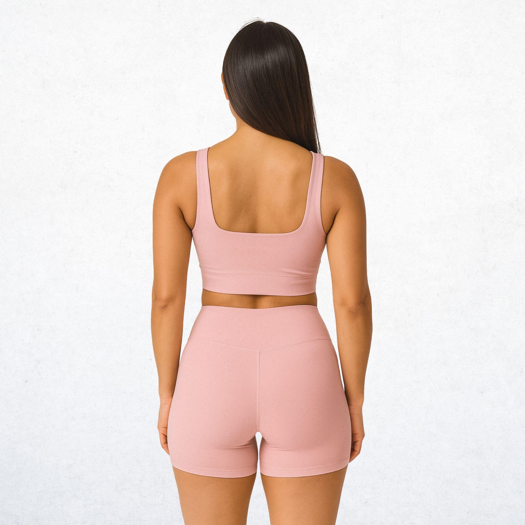 Elegantes, zweiteiliges Sport-Set für Damen in sanftem Rosé. Vielseitiges Outfit mit Top und Shorts, perfekt für Workout, Yoga oder den Alltag. Atmungsaktiv, bequem und stylisch.