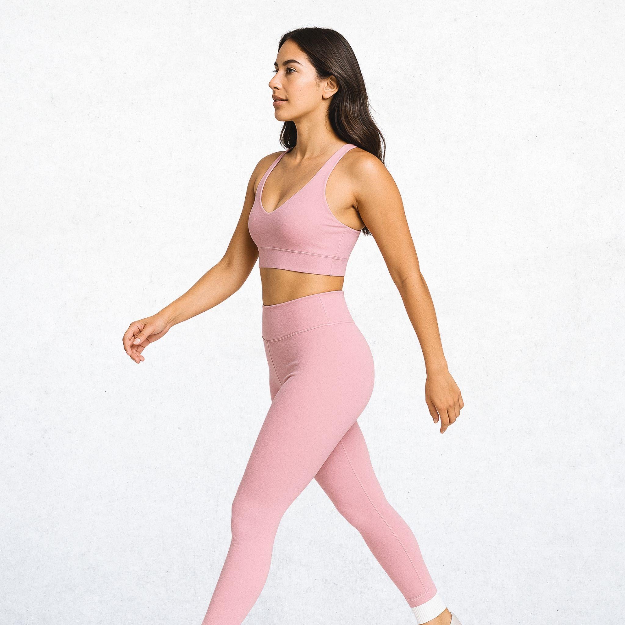 Sportliches Damen-Set in zartem Rouge Rosé, ideal für das Fitnessstudio und tägliche Aktivitäten. Das Set besteht aus einem Top und Leggings und bietet Komfort und Stil. 2 

