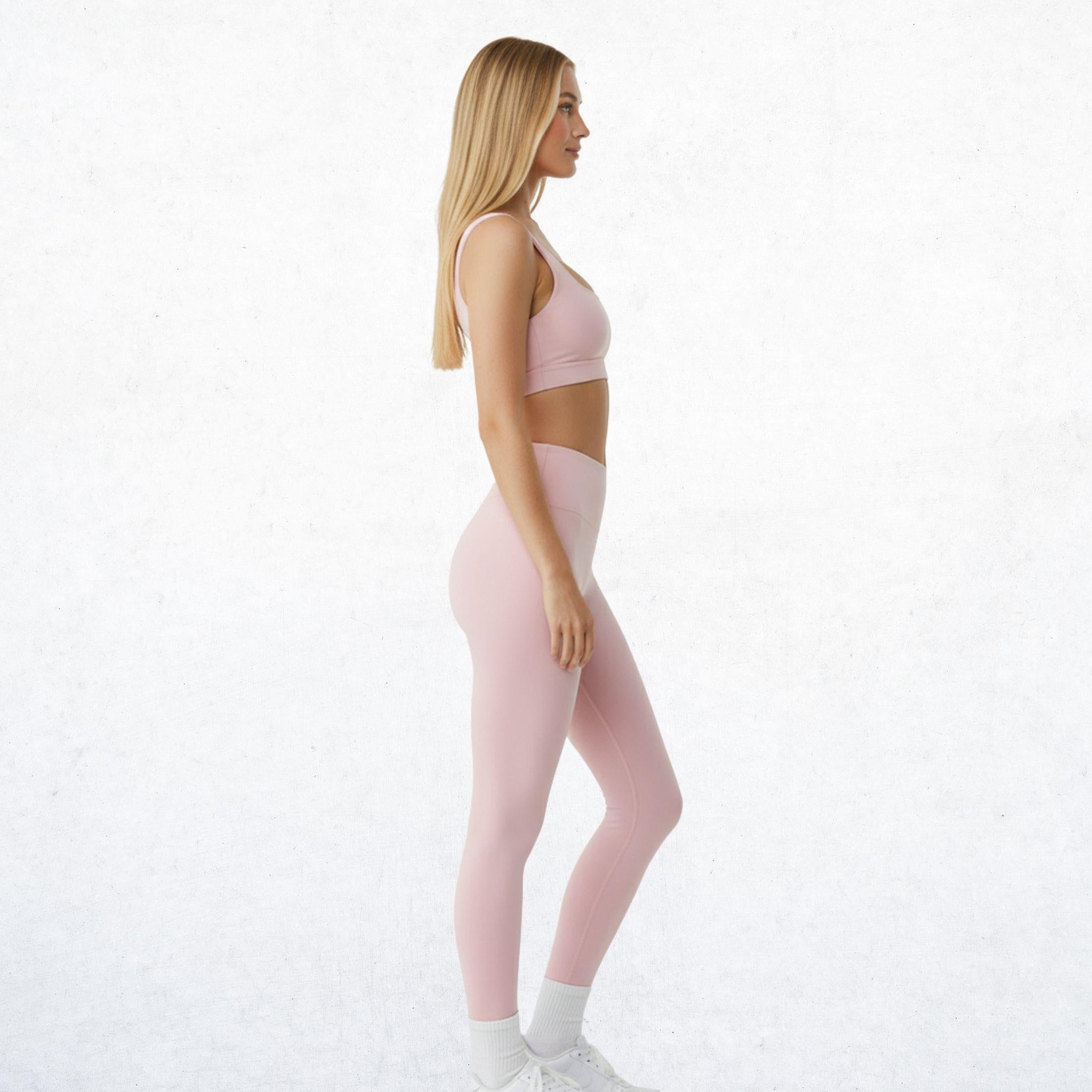 Sportliches Damen-Set in zartem Rouge Rosé, ideal für das Fitnessstudio und tägliche Aktivitäten. Das Set besteht aus einem Top und Leggings und bietet Komfort und Stil.