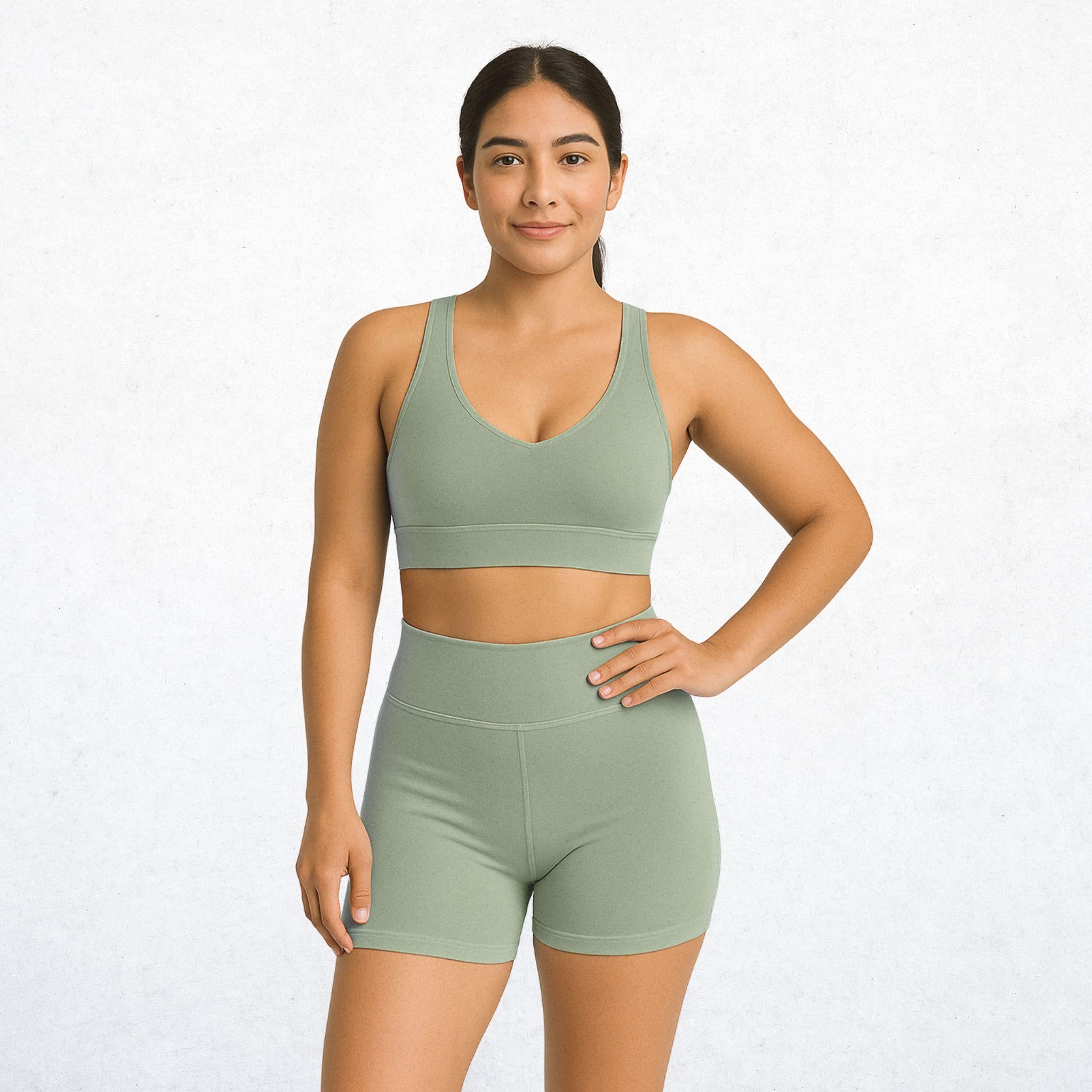 Elegantes, zweiteiliges Sport-Set für Damen in Salbeigrün. Vielseitiges Outfit mit einem Top und Shorts. Perfekt für Workout, Yoga oder den Alltag. Atmungsaktiv, bequem und stylisch.