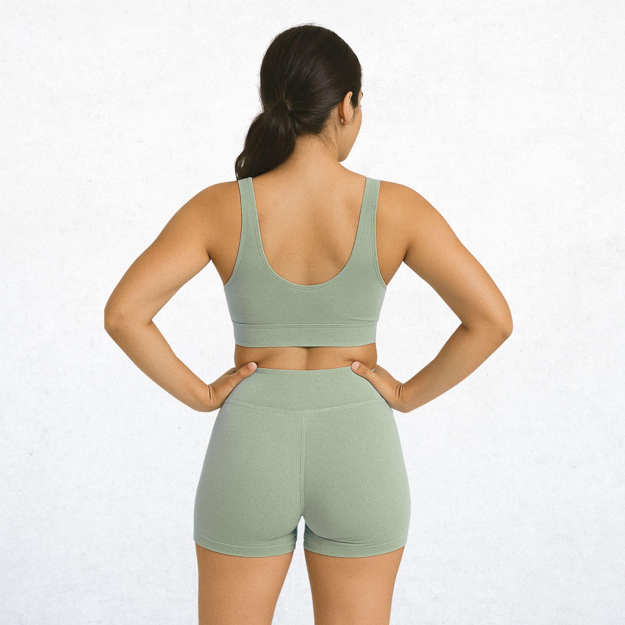 Elegantes, zweiteiliges Sport-Set für Damen in Salbeigrün. Vielseitiges Outfit mit einem Top und Shorts. Perfekt für Workout, Yoga oder den Alltag. Atmungsaktiv, bequem und stylisch.