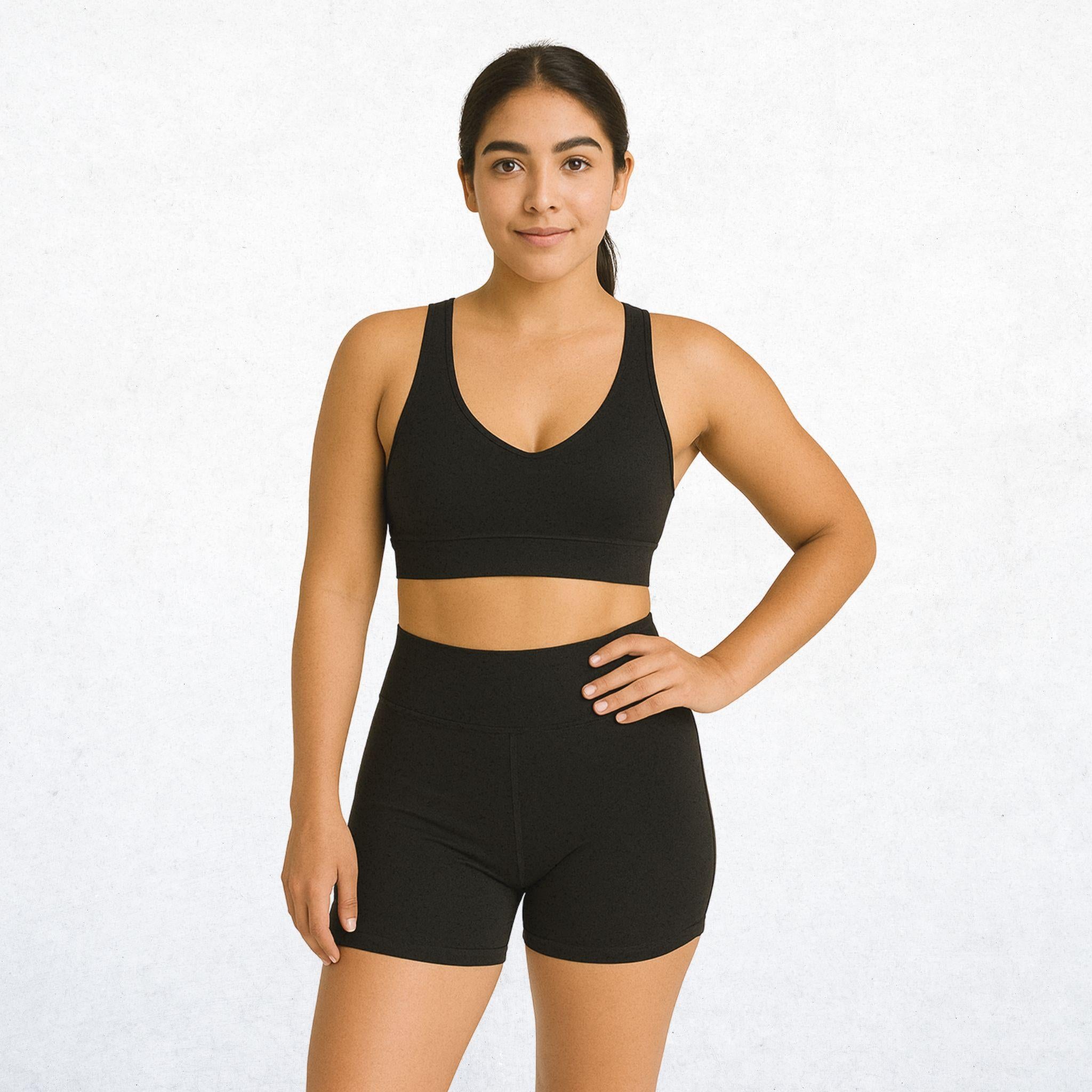 Elegantes, zweiteiliges Sport-Set für Damen in klassischem Schwarz. Vielseitiges Outfit mit Top und Shorts, perfekt für Workout, Yoga oder den Alltag. Atmungsaktiv, bequem und stylisch.