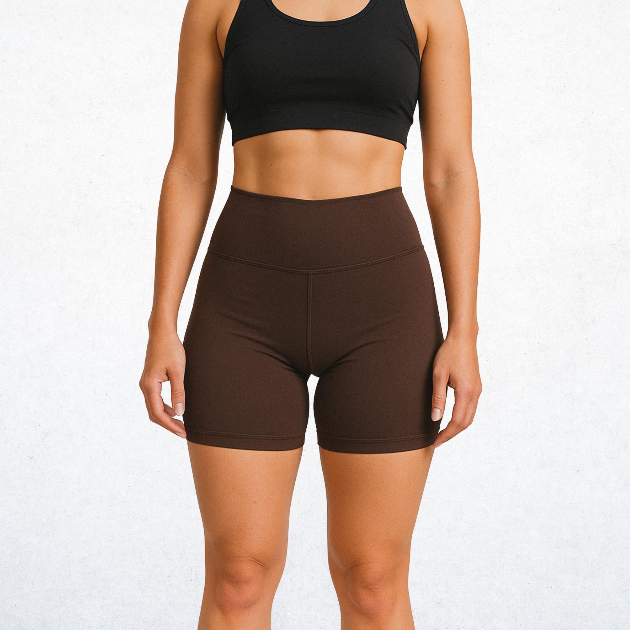 Elegantes High-Waist-Shorts für Damen in warmem Erdbraun. Vielseitige Performance-Shorts mit stilvollem Design für Workout, Yoga und Alltag. Atmungsaktiv, bequem und stylisch.