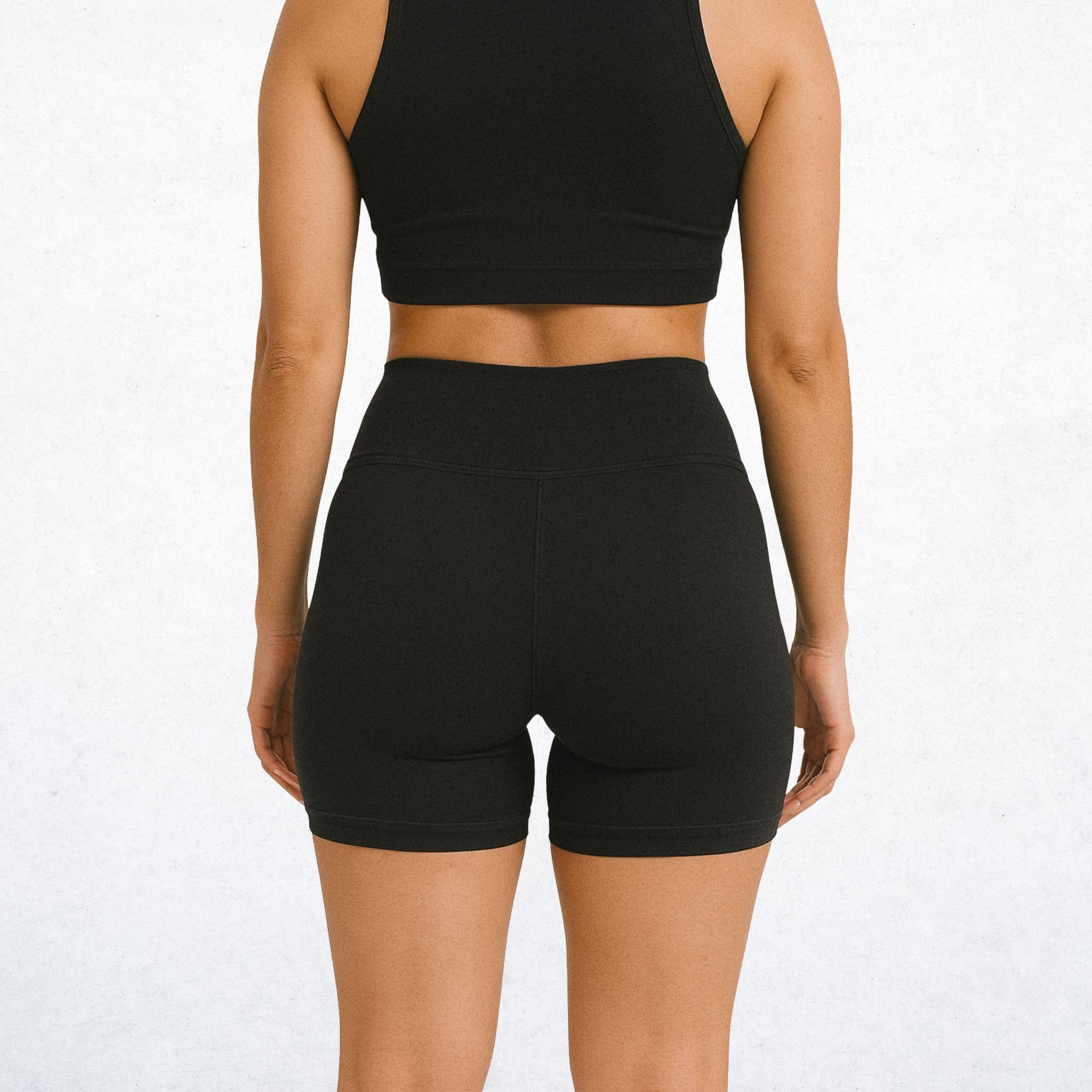 Elegantes High-Waist-Shorts für Damen in klassischem Schwarz. Vielseitige Performance-Shorts mit stilvollem Design für Workout, Yoga und Alltag. Atmungsaktiv, bequem und stylisch.
