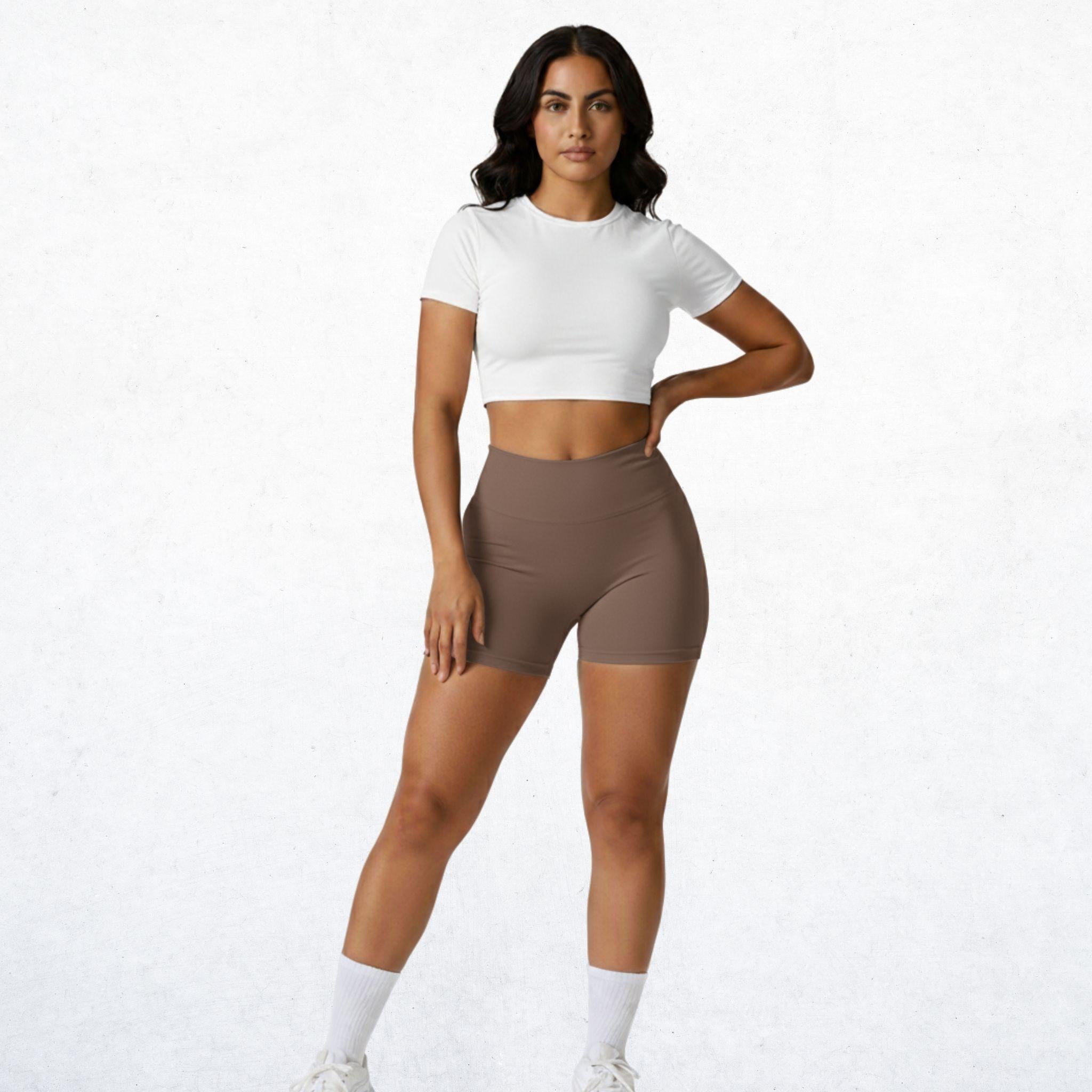 Elegantes High-Waist-Shorts für Damen in warmem Erdbraun. Vielseitige Performance-Shorts mit stilvollem Design für Workout, Yoga und Alltag. Atmungsaktiv, bequem und stylisch.