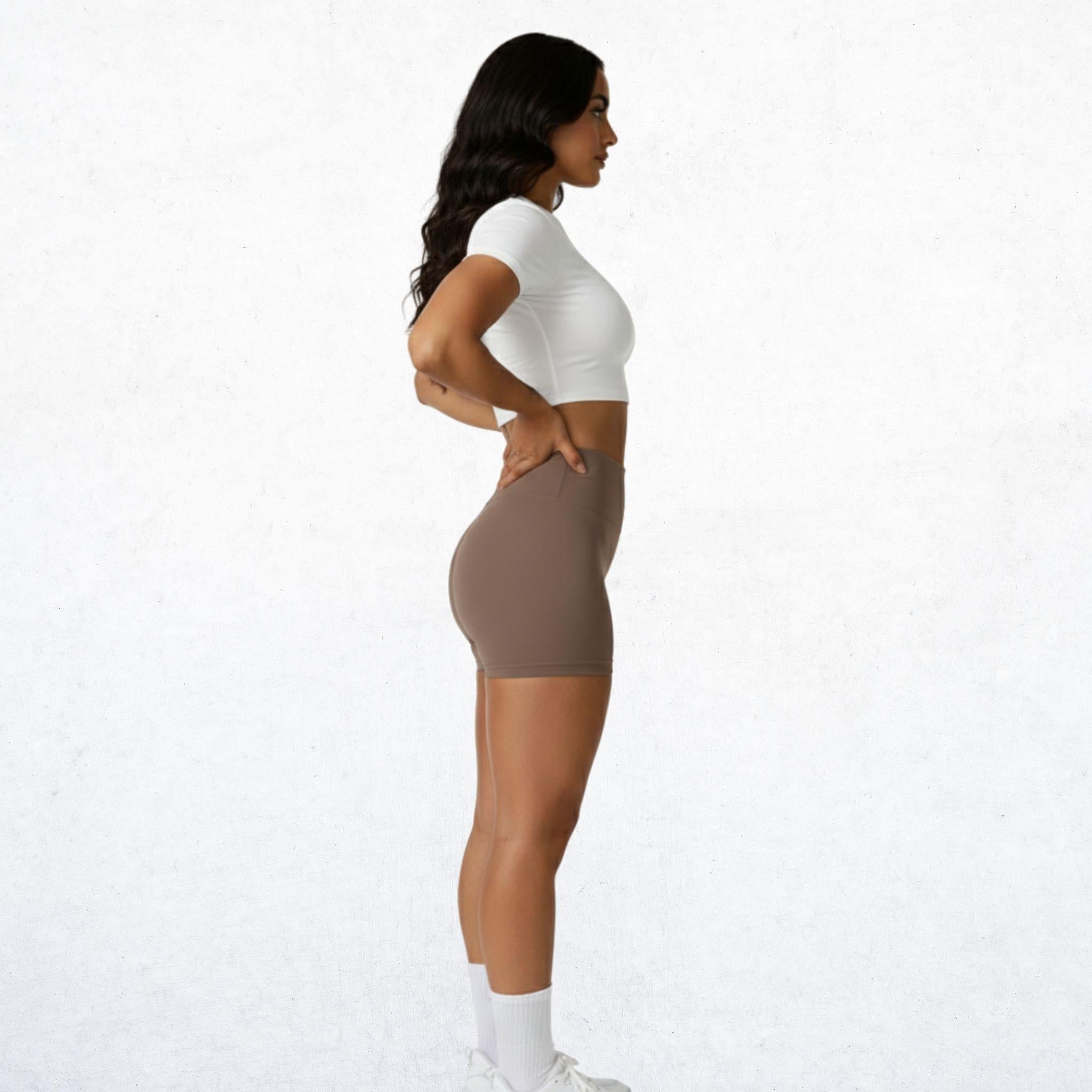 Elegantes High-Waist-Shorts für Damen in warmem Erdbraun. Vielseitige Performance-Shorts mit stilvollem Design für Workout, Yoga und Alltag. Atmungsaktiv, bequem und stylisch.