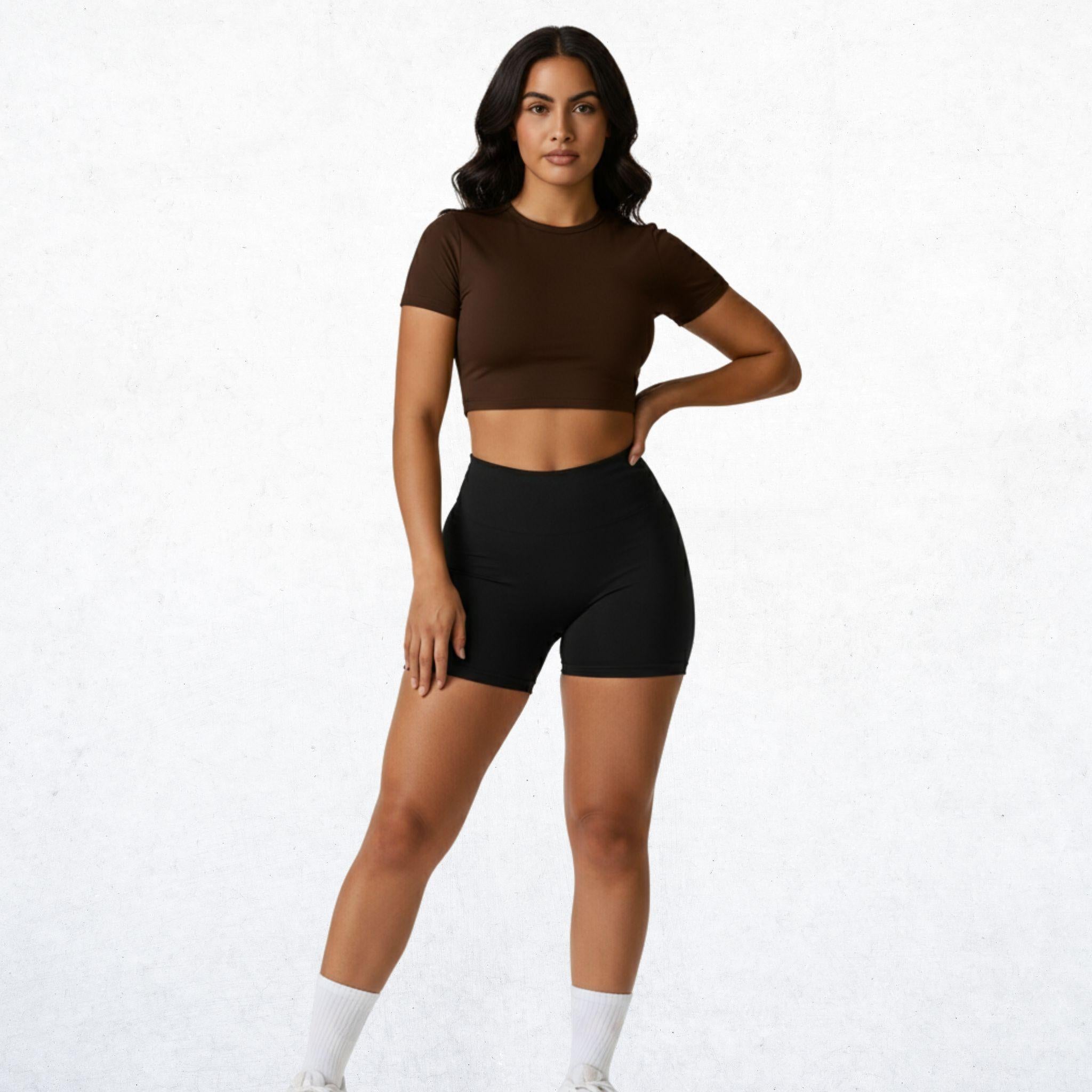 Elegantes High-Waist-Shorts für Damen in klassischem Schwarz. Vielseitige Performance-Shorts mit stilvollem Design für Workout, Yoga und Alltag. Atmungsaktiv, bequem und stylisch.