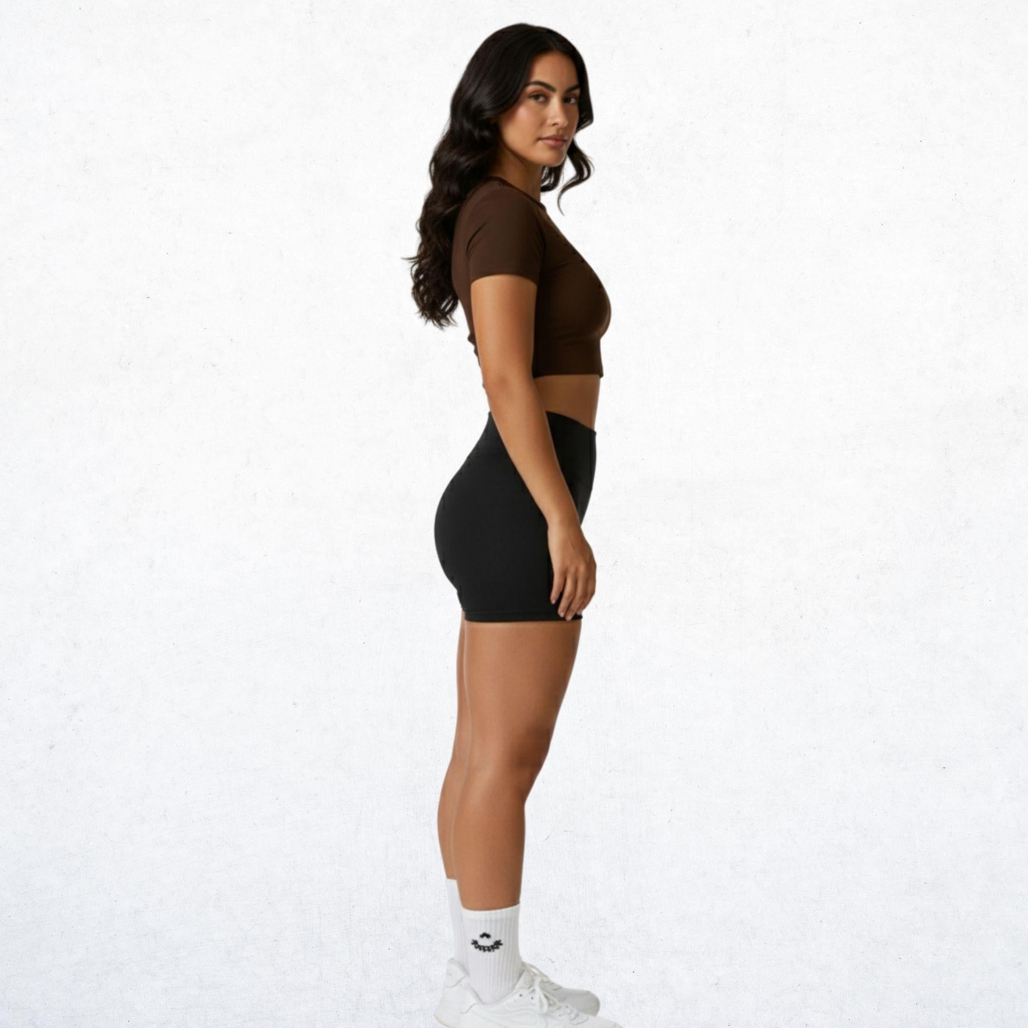 Elegantes High-Waist-Shorts für Damen in klassischem Schwarz. Vielseitige Performance-Shorts mit stilvollem Design für Workout, Yoga und Alltag. Atmungsaktiv, bequem und stylisch.