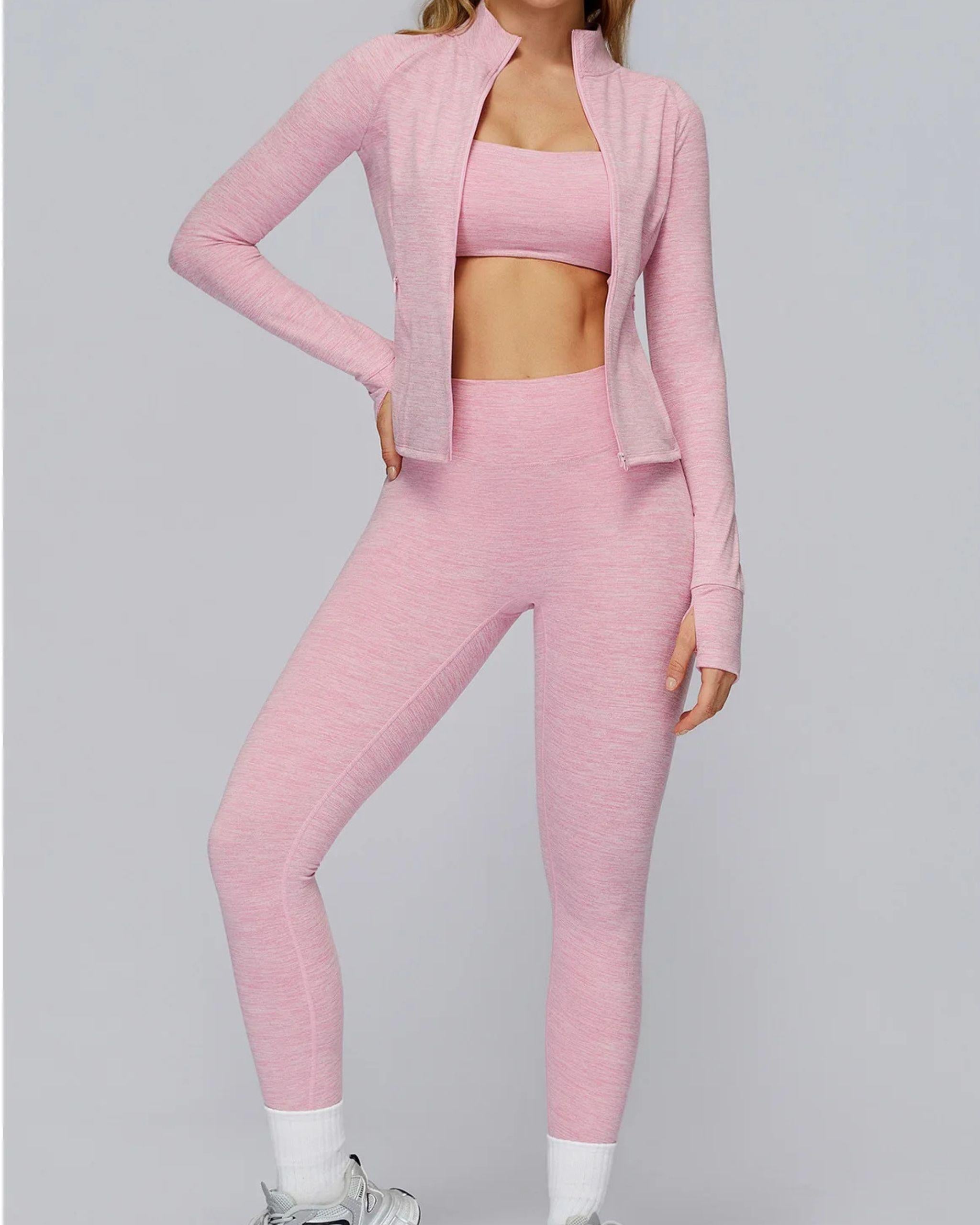 Rosa Sport-Outfit für Damen: Offene Zip-Jacke, Sport-BH und Leggings im Set, Ganzkörperansicht, Styling mit weißen Socken und Sneakern - Ryze.
