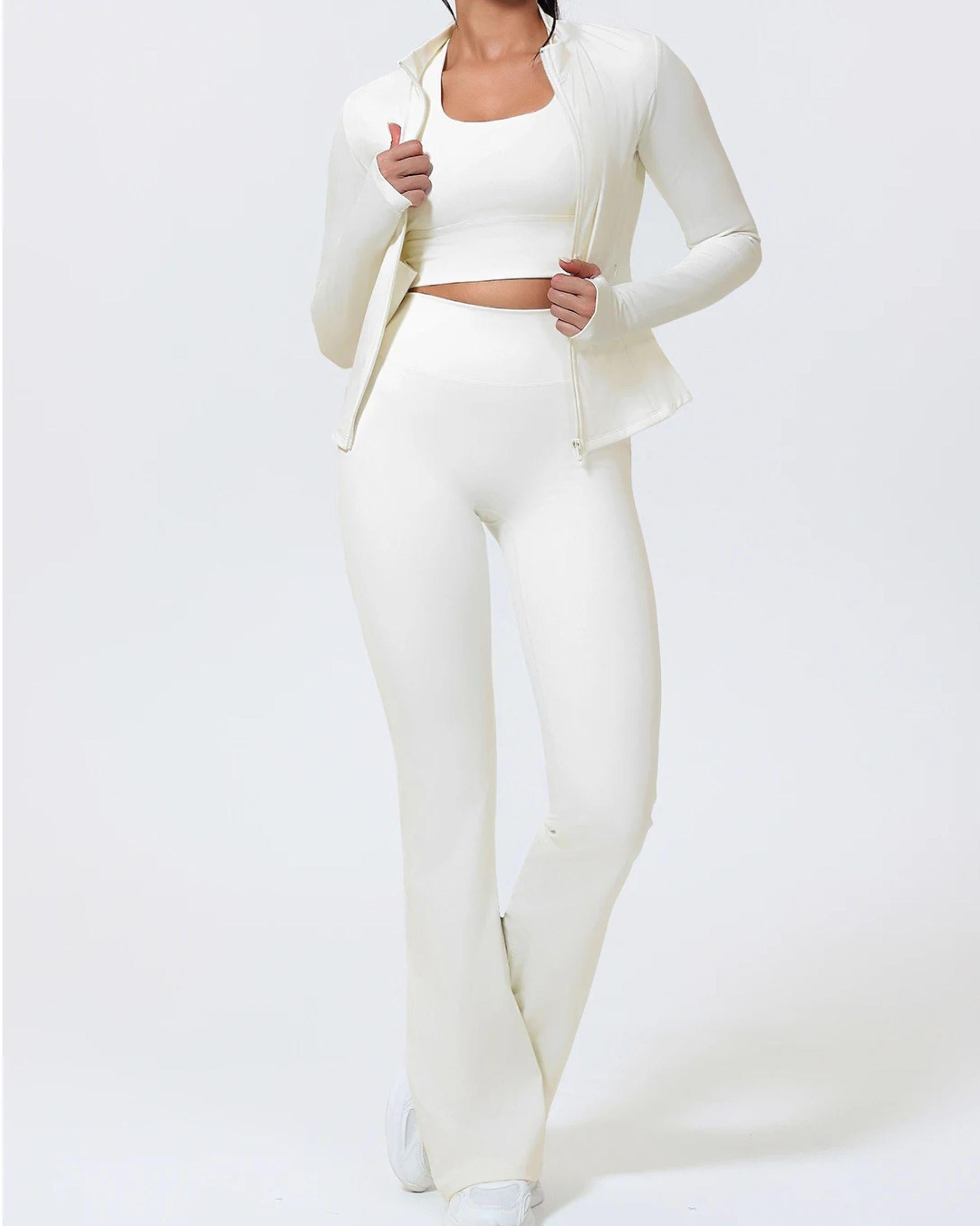 Weißes Fitness-Set für Damen: Offene Slim-Fit Zip-Jacke kombiniert mit passendem Sport-BH und High-Waist Leggings, Vorderansicht, Layering-Look für das Gym - Ryze.