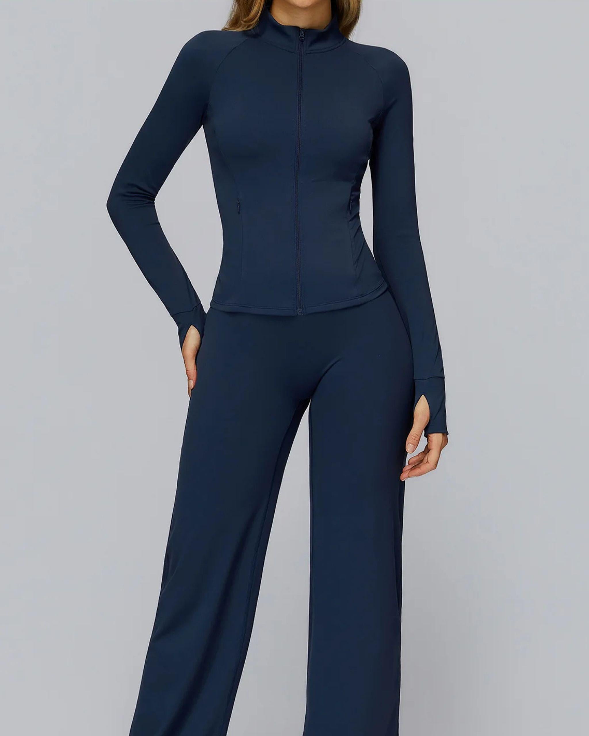Marineblaue Zip-Jacke, Vorderansicht am Model, taillierter Schnitt, kombiniert als Set mit passender Flare Leggings, sportlicher Look - Ryze.
